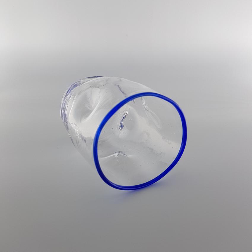 Mundgeblasenes Trinkglas aus dem Glasstudio Feuerhauch mit blauem Rand, Flow Kollektion, Unikat, Ansicht 3