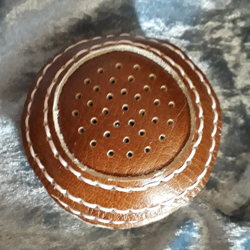 Nadelkissen aus  Rindsleder