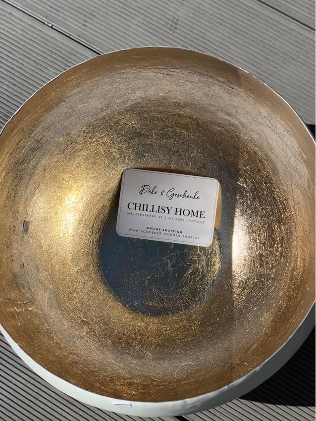 Windlicht in der Farbe Weiß aussen und Gold innen. Material: Eisen. 2er Set. Abmessungen: 13x13x13cm, 18x18x18cm. 