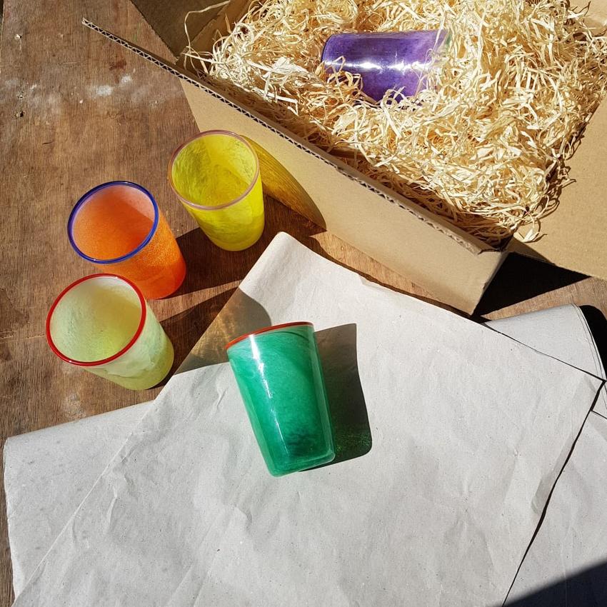 Mundgeblasenes Trinkglas aus dem Glasstudio Feuerhauch in blau und mit gelb-orangenen Rand, Unikat, Teelicht, Verpackung