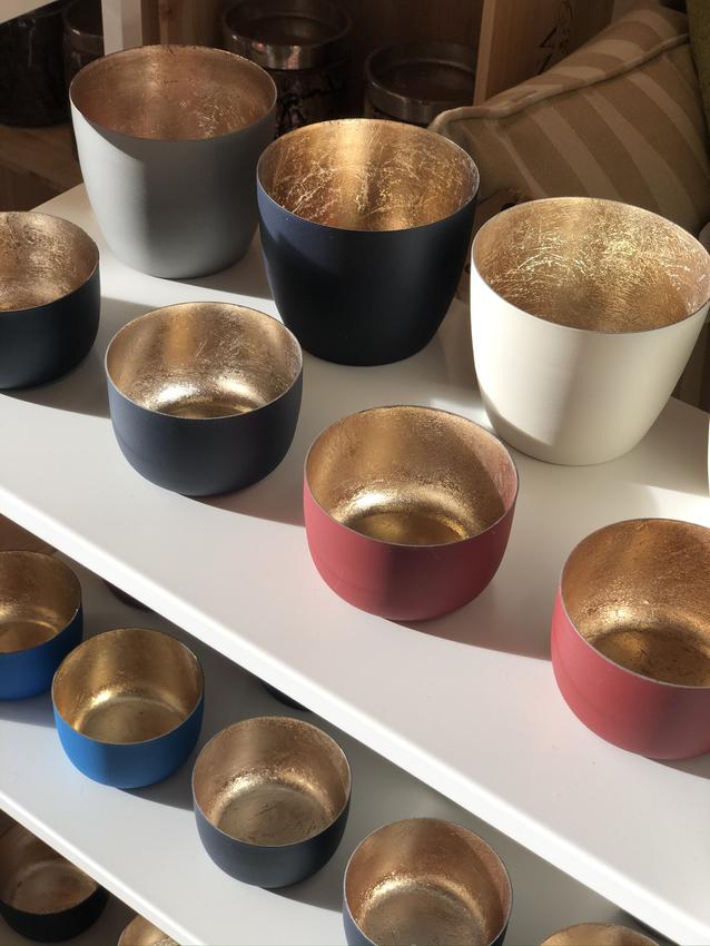 Windlicht in der Farbe Weiß matt, innen Gold mit der Größe 10x8,5 cm.