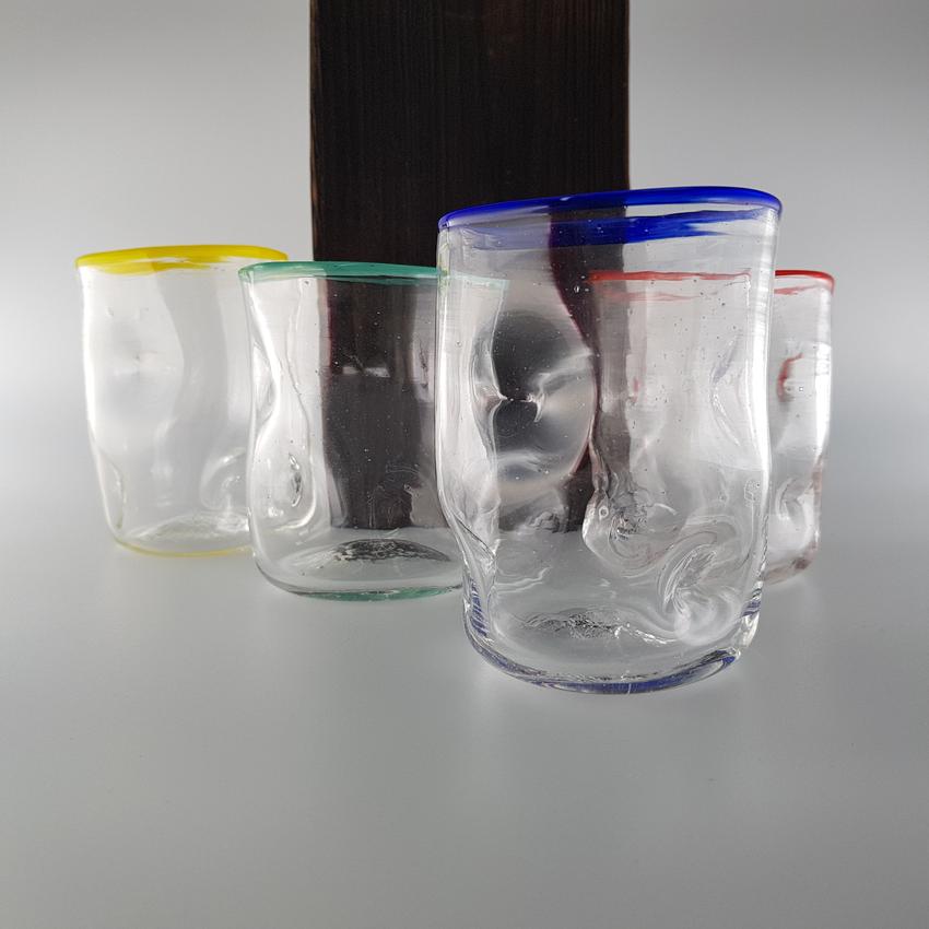 Mundgeblasenes Trinkglas aus dem Glasstudio Feuerhauch mit blauem Rand, Flow Kollektion, Unikat, Ansicht 4