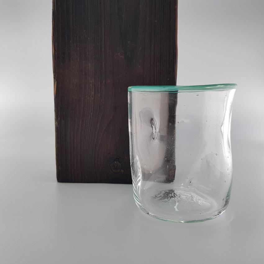 Mundgeblasenes Trinkglas aus dem Glasstudio Feuerhauch mit gruenem Rand, Flow Kollektion, Unikat, Ansicht 1