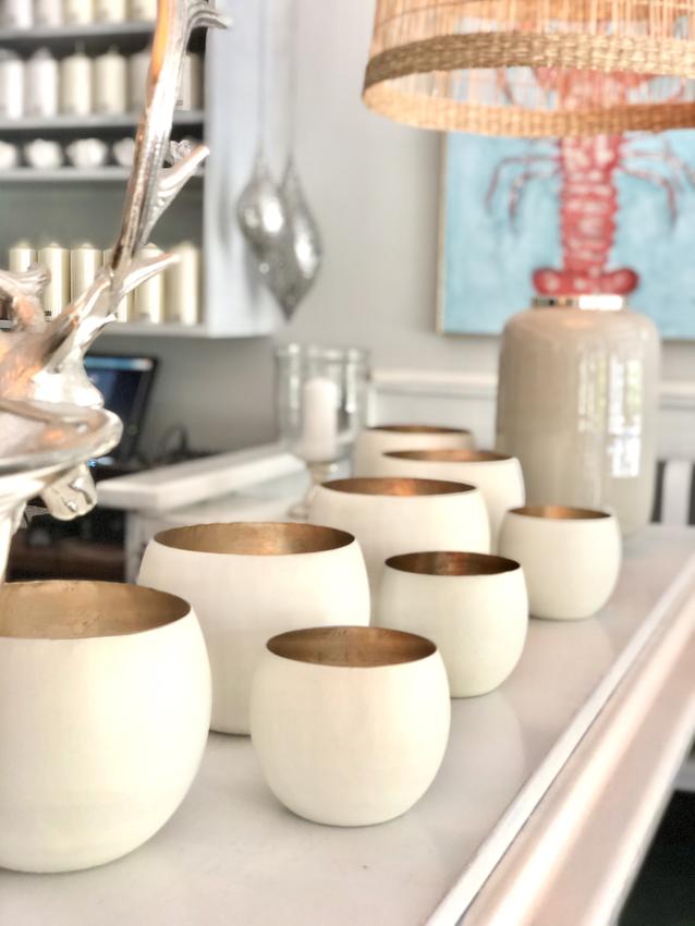 Windlicht in der Farbe Weiß aussen und Gold innen. Material: Eisen. 2er Set. Abmessungen: 13x13x13cm, 18x18x18cm. Gift Company, online kaufen 