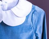 Kleid aus rauchblauem Samt