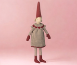 Mädchen mit Strickkleid 