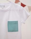 weißes T-Shirt mit meeresgrüner aufgesetzter Tasche 