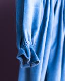 Kleid aus rauchblauem Samt