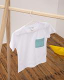 weißes T-Shirt mit meeresgrüner aufgesetzter Tasche 