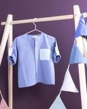 Jungenhemd in rauchblau mit aufgesetzter Tasche in mint