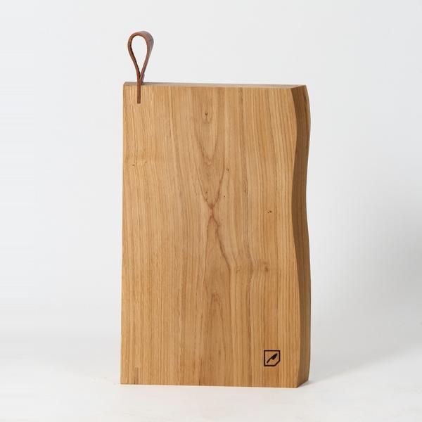 Robustes Schneidebrett aus Holz mit Griff aus Leder