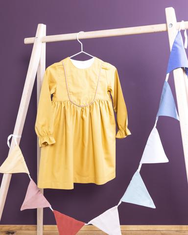 Curryfarbenes klassisches Langarmkleid mit roséfarbener Bordüre