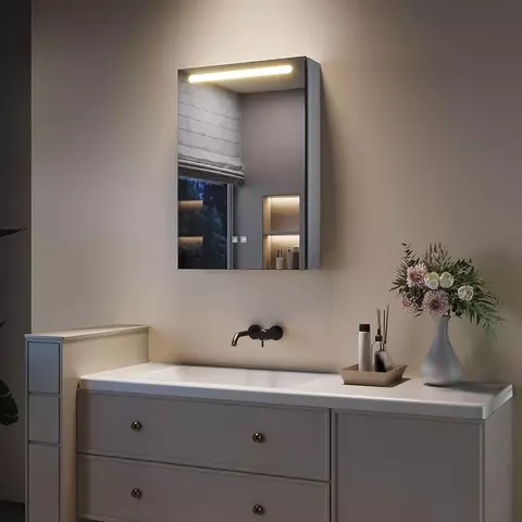 LED Spiegelschrank 48,5 × 70 cm mit Beleuchtung, Anti-Beschlag & Steckdose