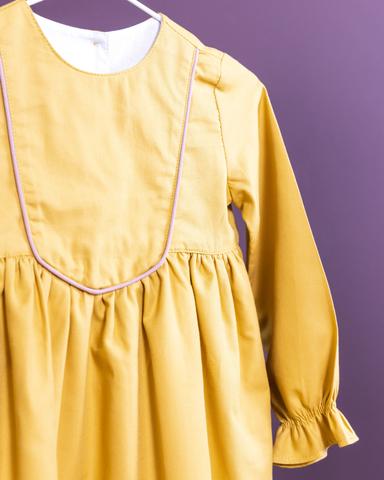 Curryfarbenes klassisches Langarmkleid mit roséfarbener Bordüre