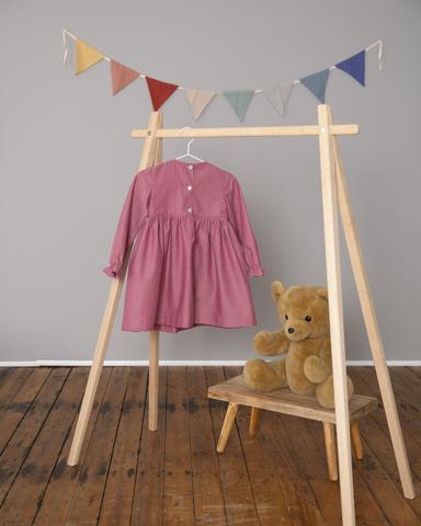 Kleid in Beerenton mit Rüschenbesatz