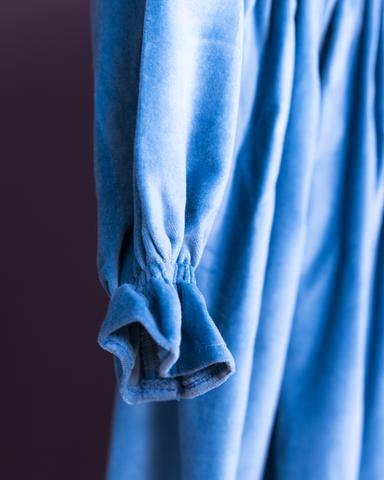 Kleid aus rauchblauem Samt