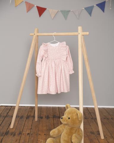 Langärmeliges Kleid in rosé mit Rüschenapplikation