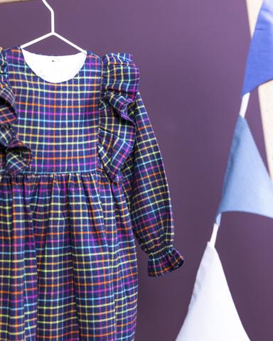 Klassisches Kleid mit Rüschenbesatz 