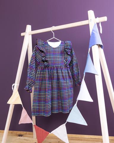 Klassisches Kleid mit Rüschenbesatz 