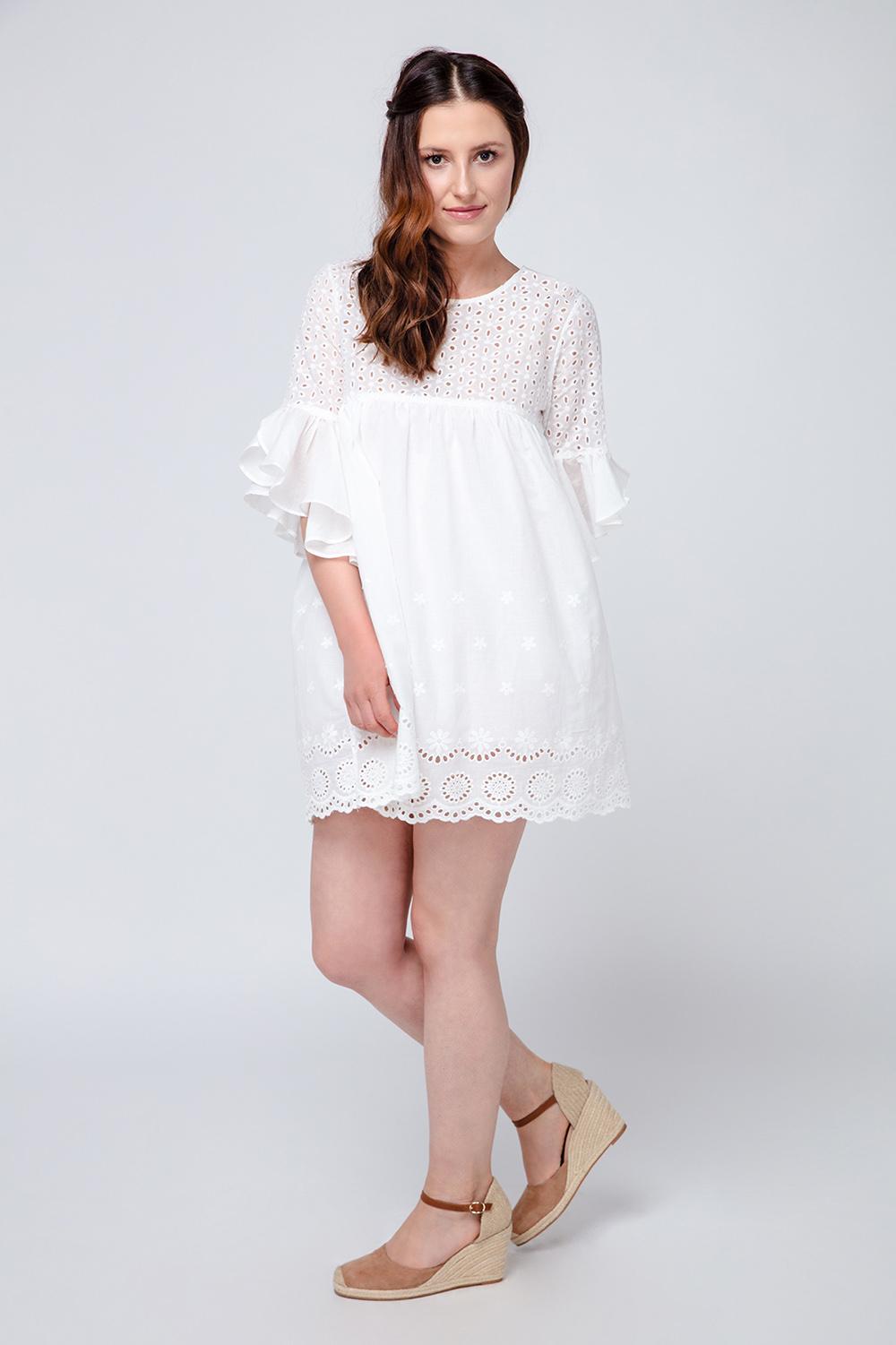 Kleid mit Lochstickerei und Rüschen