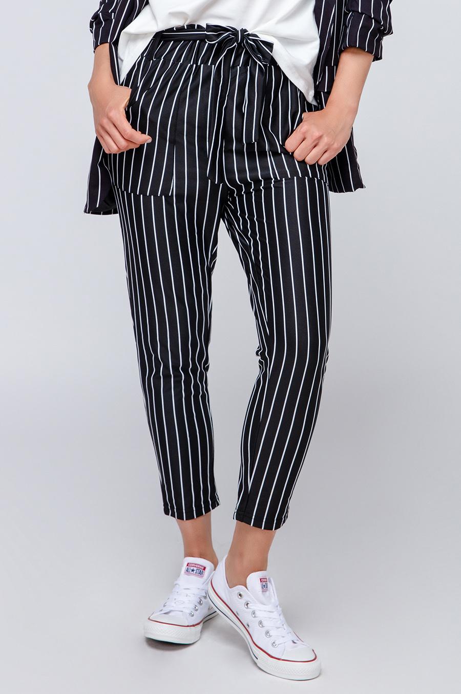 Karottenhose mit Nadelstreifen und Bindegürtel
