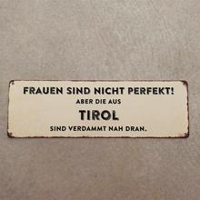 Metallschild "Frauen sind nicht perfekt! Aber die aus TIROL sind verdammt nah dran" von CHILLISY HOME