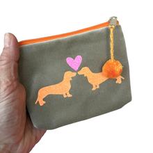 Frau Heidelberg Kosmetiktasche S taupe DACKEL neon orange von Frau Heidelberg