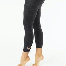 KISMET Yoga Leggings Ganga 7/8 – Anthracite Zebra von KISMET