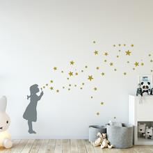 Wandtattoo Bubble Girl mit Sternen – Mädchenzimmer Wanddeko mit Seifenblasen aus Gold Sternen | Urban Kids Berlin“ von Urban ART Berlin