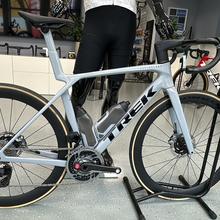Trek Madone SLR 8 AXS / Gr. M / Farbe: Gravel / SRAM RED AXS Powermeter / Bontrager Aeolus Pro 51 von TREK