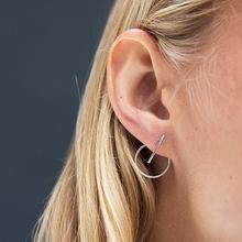 Ohrring Pluto Stripe Silber von Charlotte Wooning