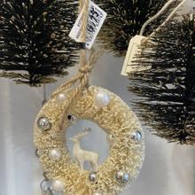 Weihnachtsanhänger "Kranz mit Hirsch" (Weiß) von Gift Company
