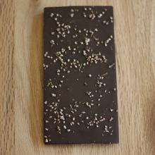 Süße Heidjerin - Dunkle Schokolade mit Heideblüten-Crunch von Heidjeria