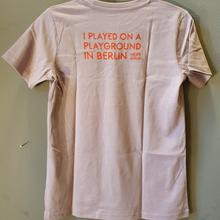 Kids T- Shirt "I Played on a Playground in Berlin", Hell Lila von Heipl Berlin