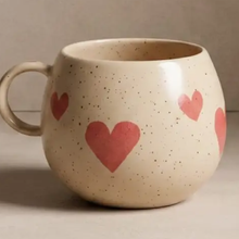 Tasse | Cozy Hearts Steingut-Becher mit Kugelgriff – 500 ml  von Egg Back Home