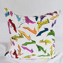 Kissenbezug Andy Warhol SHOE 1955 von The Andy Warhol Foundation