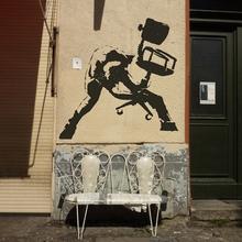 Banksy Wandtattoo London Calling, Graffiti Wall Art Sticker mit Bürostuhl, Urban Streetart für Wohnzimmer, Bar & Office von Urban ART Berlin